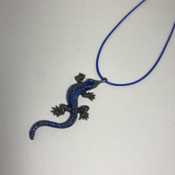 Pendentif salamandre en résine gris et bleu