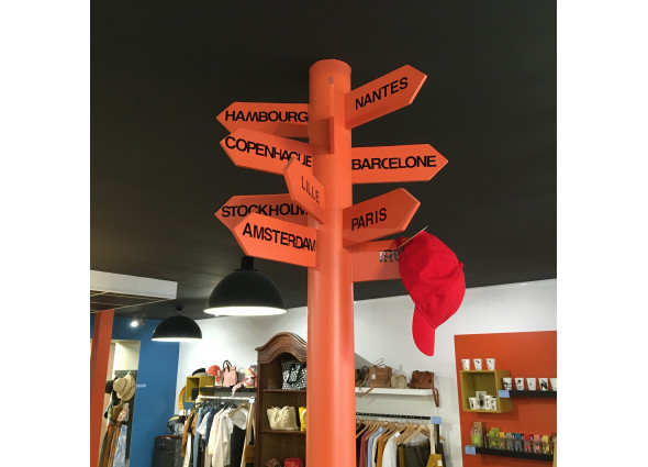 Intérieur du magasin, poteau central